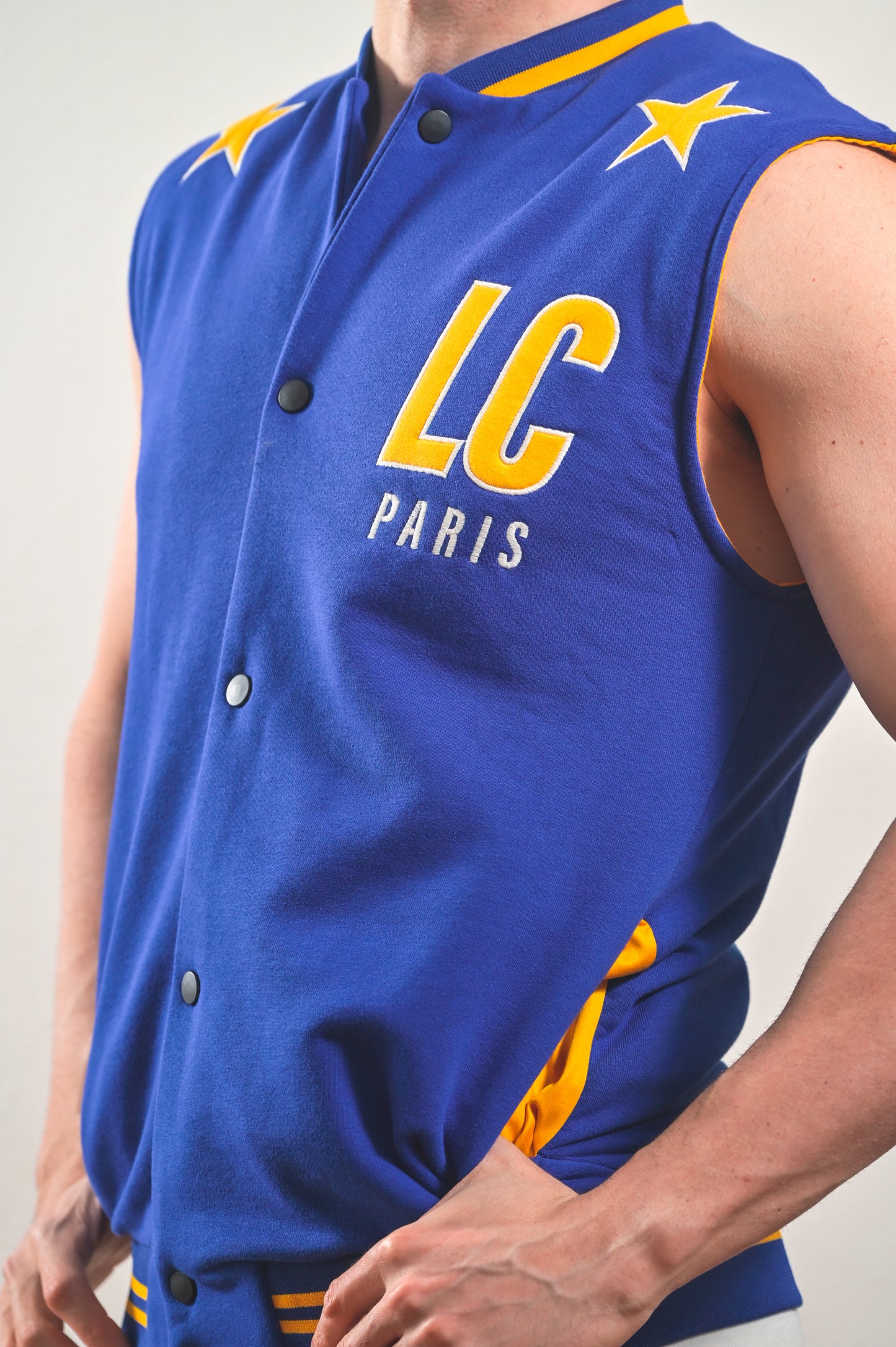 Gilet Smanicato con Stampe Davanti