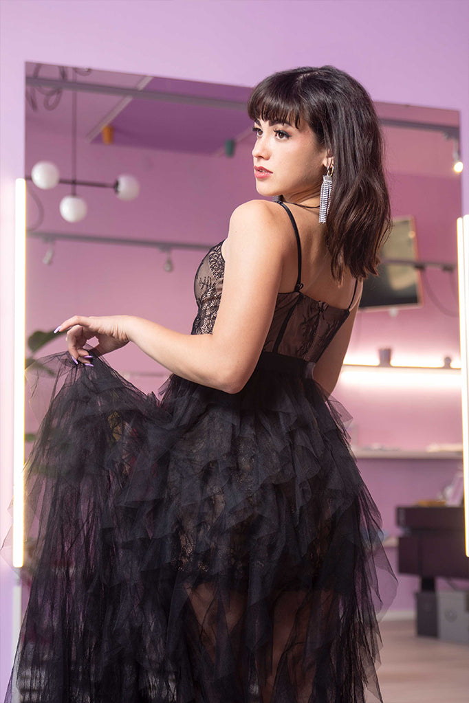 Vista posteriore dell’abito lungo Anna Rock in tulle nero con corpetto in pizzo e spalline sottili