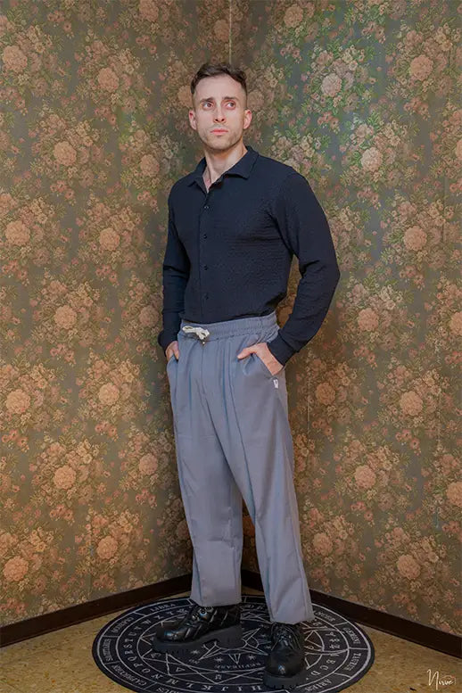 Modello in posa 3/4 con camicia goffrata nera Takeshy Kurosawa, dettaglio colletto classico