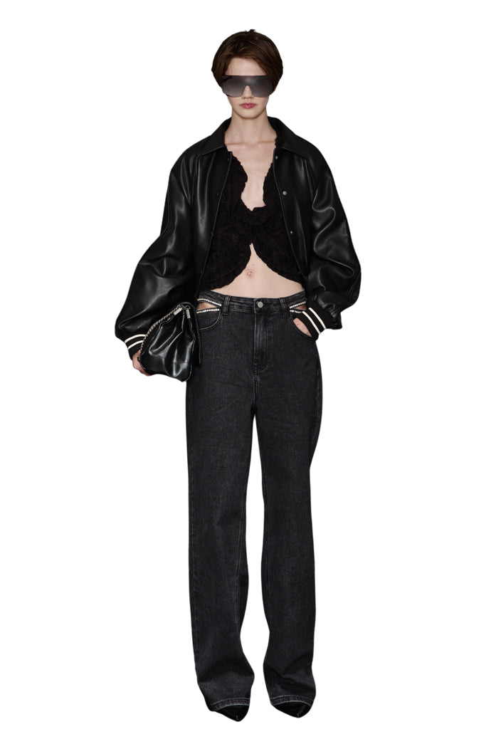 Outfit total black con bomber ecopelle oversize Lumina abbinato a jeans ampi e top strutturato