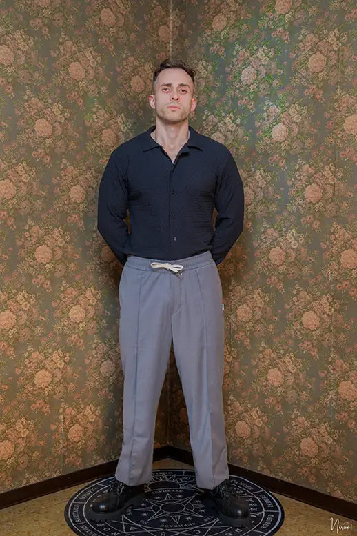 Modello in posa frontale con camicia goffrata nera Takeshy Kurosawa, vestibilità slim fit