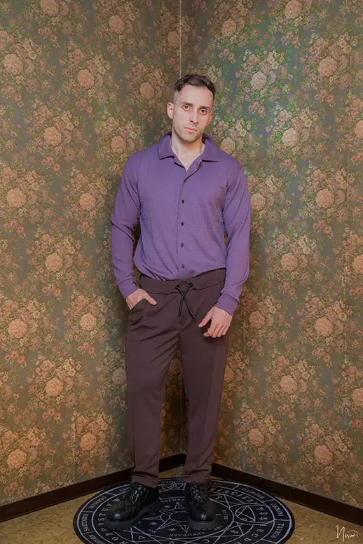 Modello in boutique con camicia goffrata porpora Takeshy Kurosawa, colletto classico aperto