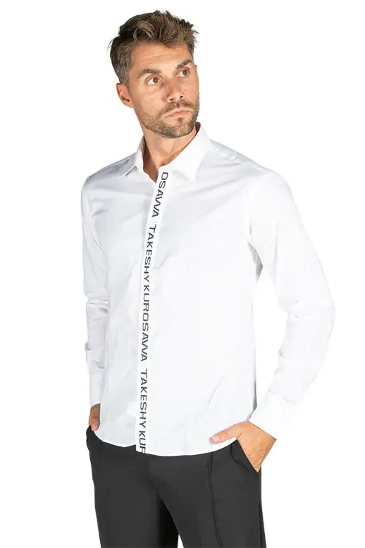 Camicia bianca Takeshy Kurosawa con nastro logato su patta bottoni, vista frontale.