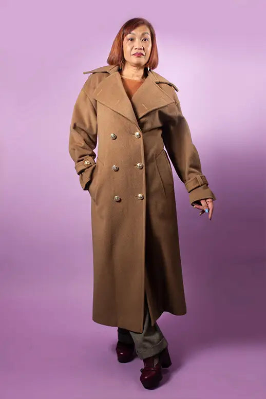 Donna che indossa un cappotto lungo in lana Babylon Made in Italy, bottoni dorati e collo importante