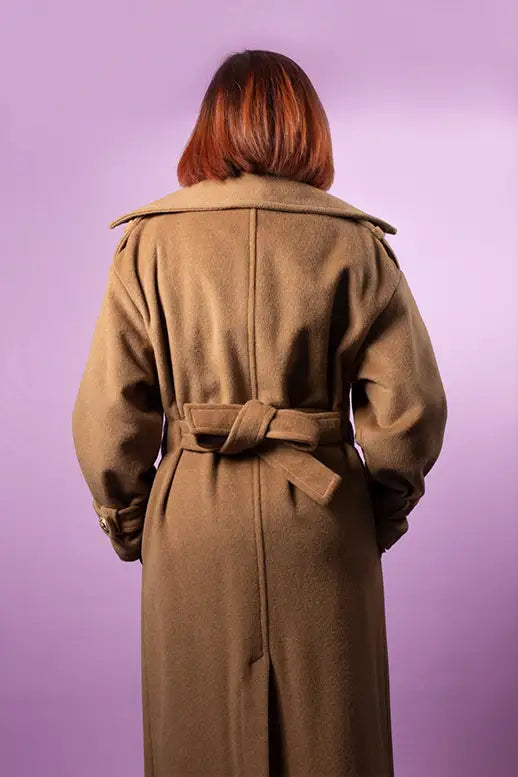 Parte posteriore di cappotto di lana Babylon, con cintura e spalle strutturate, su sfondo viola