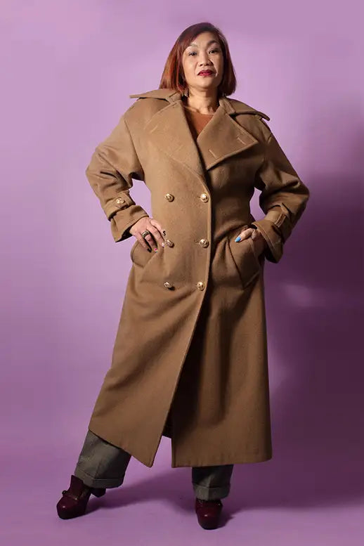Cappotto in lana color cammello Babylon, modello doppio petto con bottoni dorati, indossato da donna