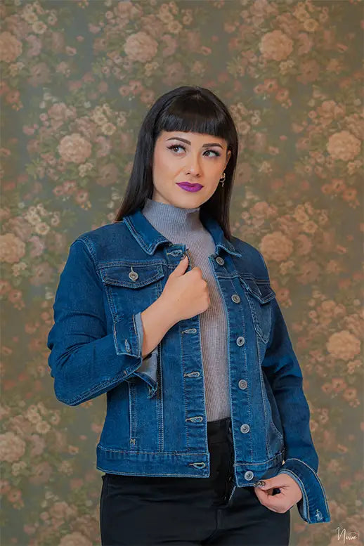 Modella indossa giacca di jeans COLLISION fronte, tessuto denim blu con tasche applicate e bottoni metallici.