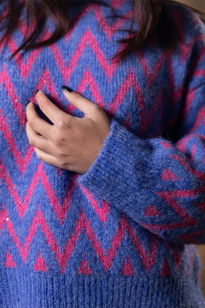 Primo piano sul polsino del maglione Anna Rock, lavorazione lana con motivo a zig zag