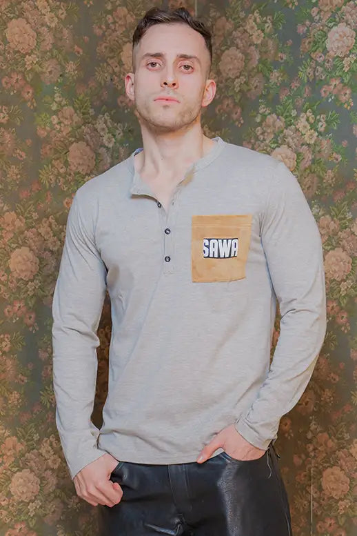 Modello frontale indossa maglia Nabuk Pocket Sawa grigia con taschino in nabuk