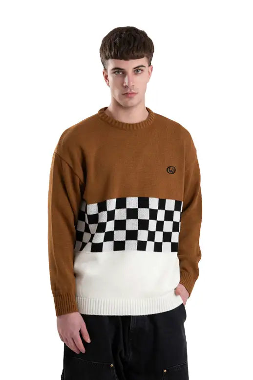 Modello indossa maglione Les Costumes con ricamo cuore e fantasia scacchi, collo girocollo a costine