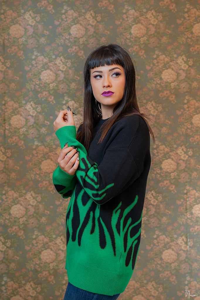 Maglione Anna Rock nero con stampa fiamme verdi, vista frontale indossato da modella