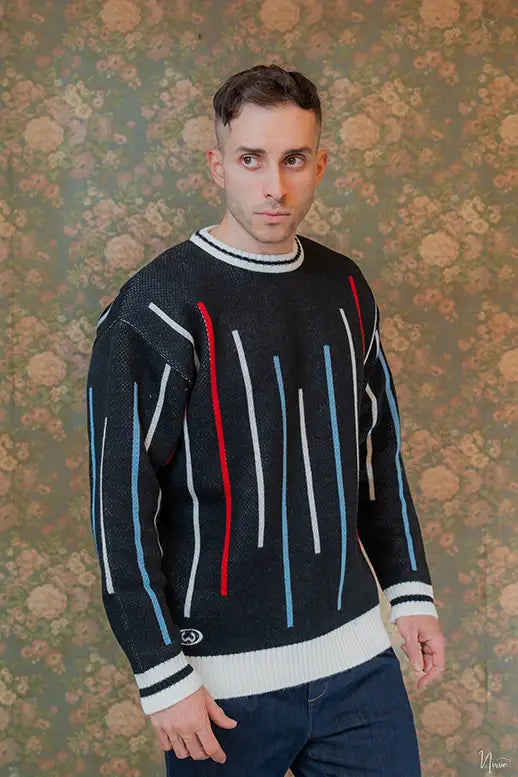 Modello in posa tre quarti indossa maglione Les Costumes con ricamo sul petto