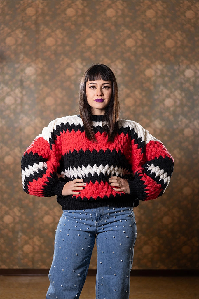 Donna indossa maglione rosso nero bianco Anna Rock a fantasia zigzag in lana e viscosa