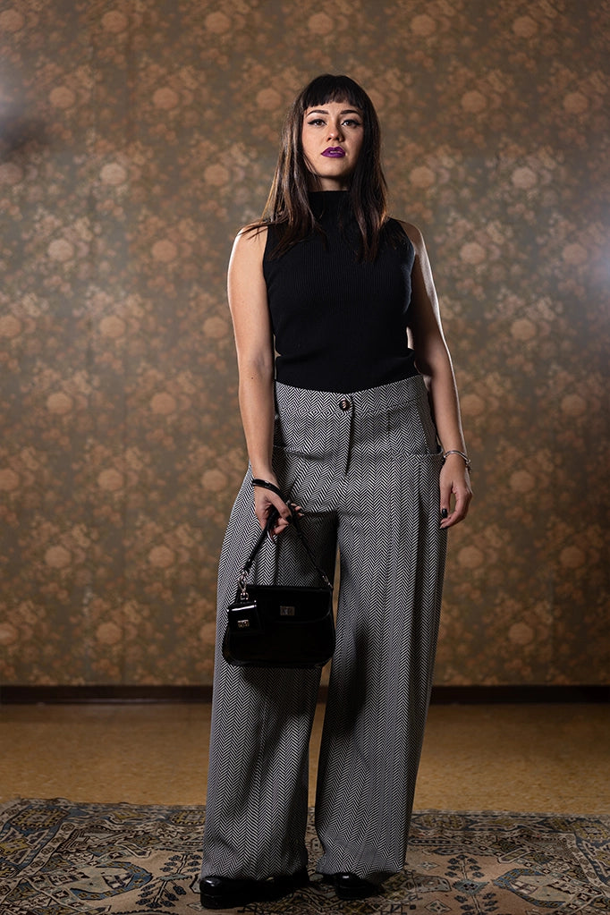 Outfit completo con pantalone Babylon, top nero e borsa elegante