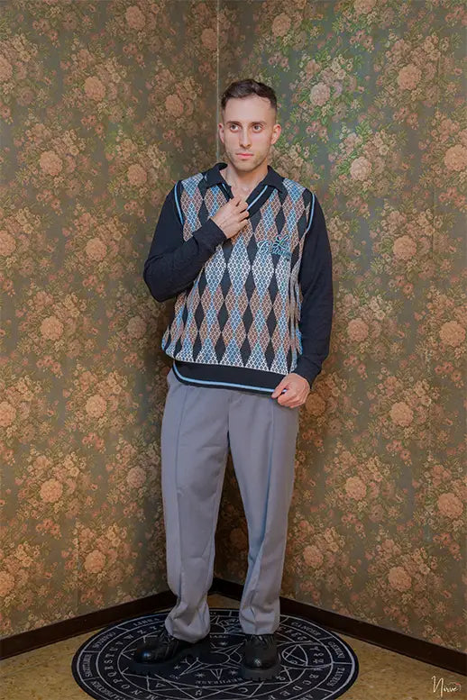 Profilo laterale dei pantaloni over fit in tessuto tecnico elasticizzato di Takeshy Kurosawa