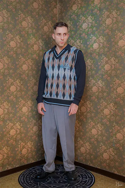 Dettaglio del tessuto e del drappeggio dei pantaloni over fit Takeshy Kurosawa