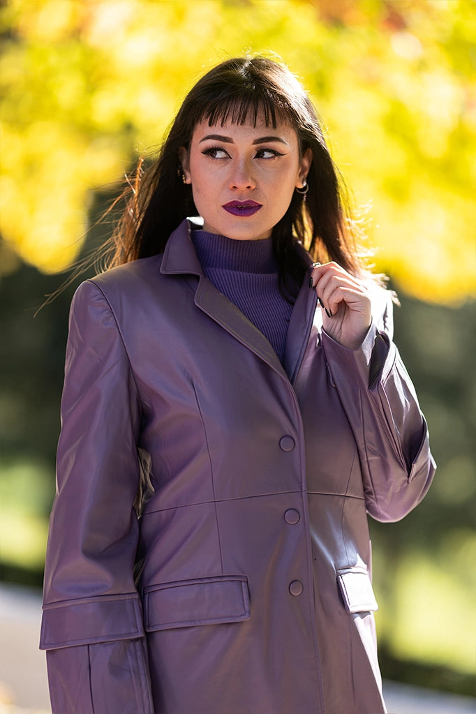 Dettaglio frontale del trench lilla con bottoni e tasche, styling autunnale