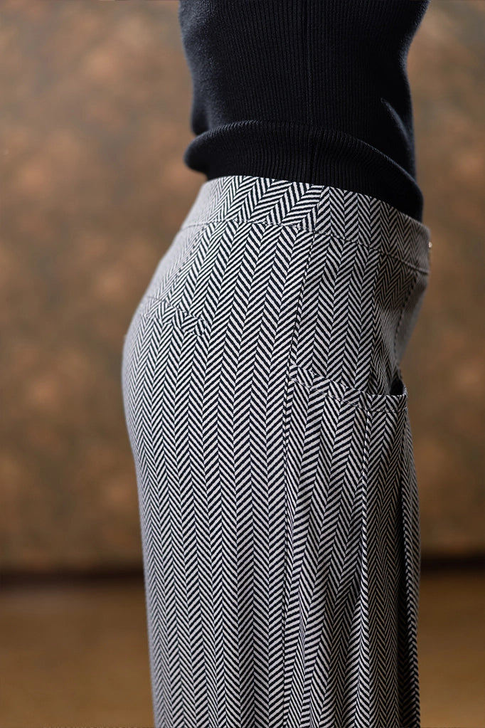 Dettaglio retro e profilo laterale del pantalone Babylon con fantasia geometrica