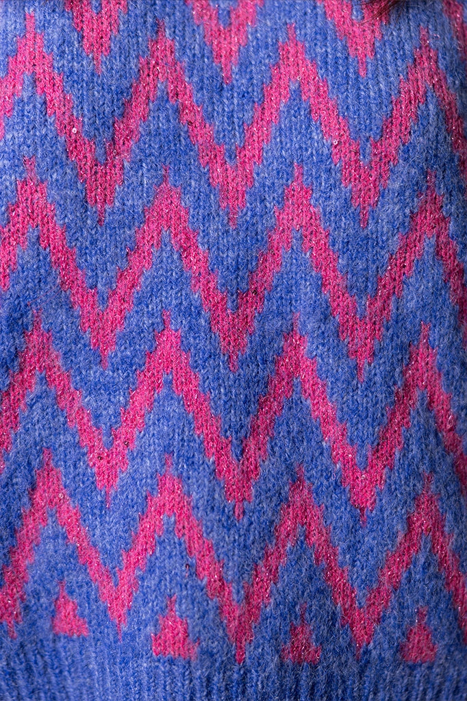 Dettaglio texture maglione rosa e lilla a zig zag, lavorazione maglia in lana e viscosa