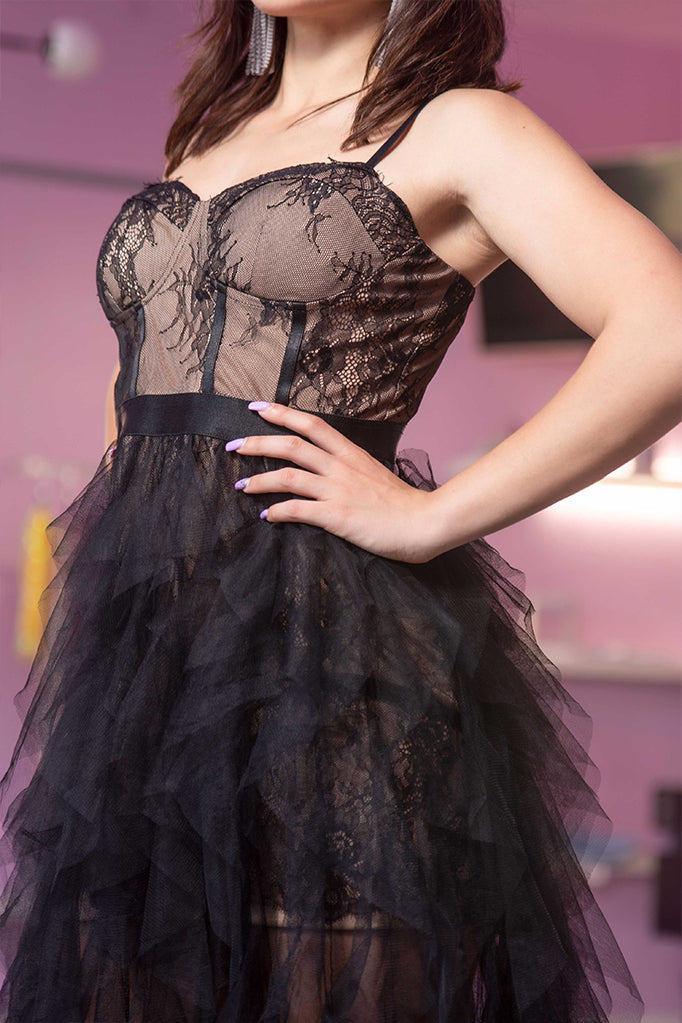 Primo piano dell'abito Anna Rock con dettagli in pizzo nero e tulle voluminoso, perfetto per un look romantico