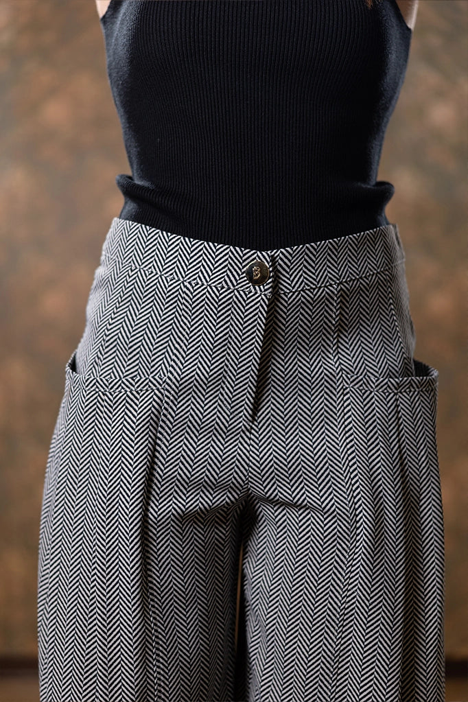 Vista frontale pantalone donna elegante a fantasia lisca di pesce, vita alta