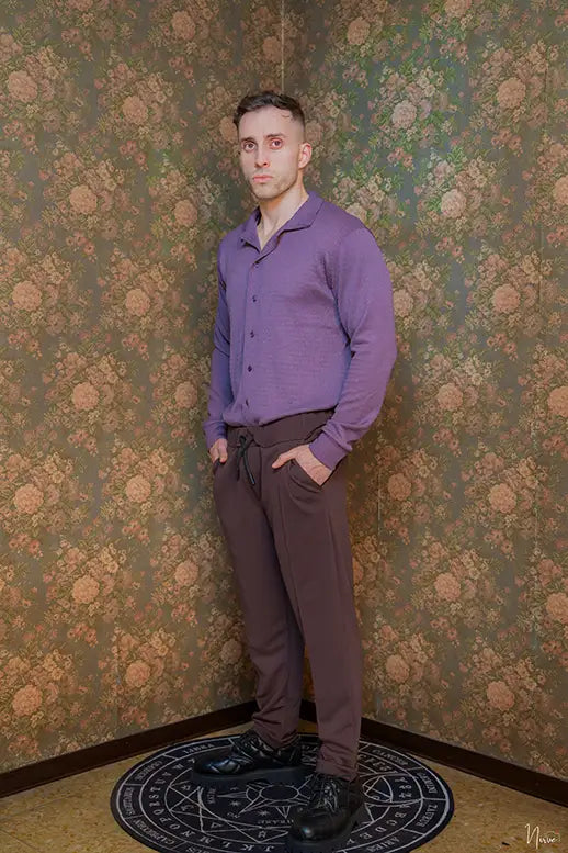 Modello indossa camicia goffrata porpora Takeshy Kurosawa slim fit, vista frontale su sfondo floreale