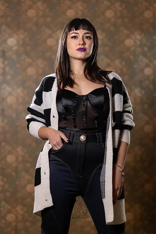 Modella indossa body Anna Rock in pizzo semitrasparente nero con scollo a cuore e spalline sottili, vista frontale