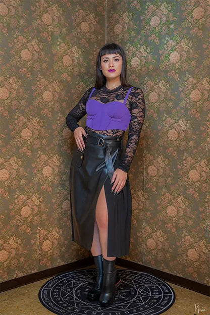 Dettaglio laterale della gonna BABYLON plissé con spacco e cintura alta effetto pelle, linea midi elegante.