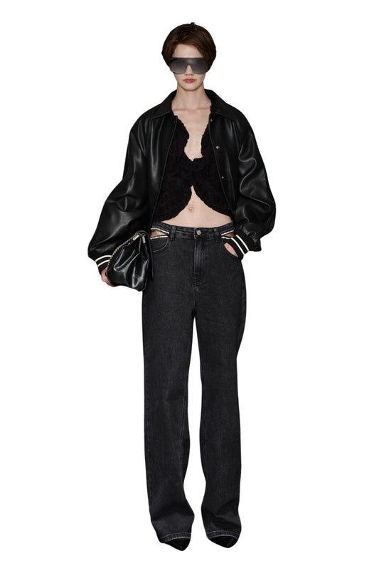 Outfit total black con bomber ecopelle oversize Lumina abbinato a jeans ampi e top strutturato
