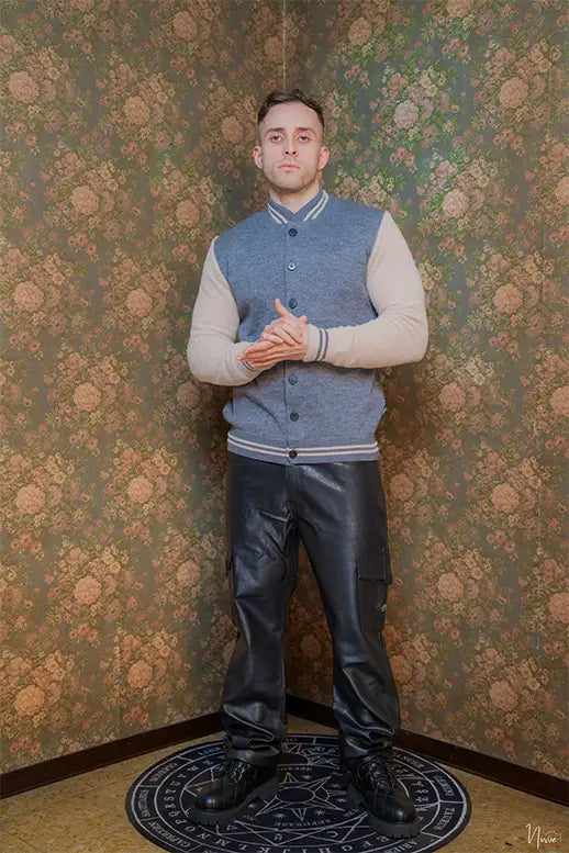 Bomber uomo Takeshy Kurosawa con corpo grigio‑blu in lana Merino e maniche beige a contrasto, vista frontale.