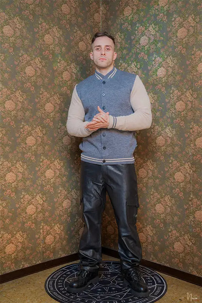 Bomber uomo Takeshy Kurosawa con corpo grigio‑blu in lana Merino e maniche beige a contrasto, vista frontale.