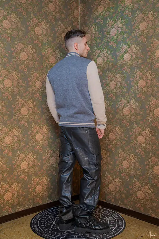 Retro del bomber in lana Merino grigio‑blu con maniche beige a contrasto, design pulito e minimal.