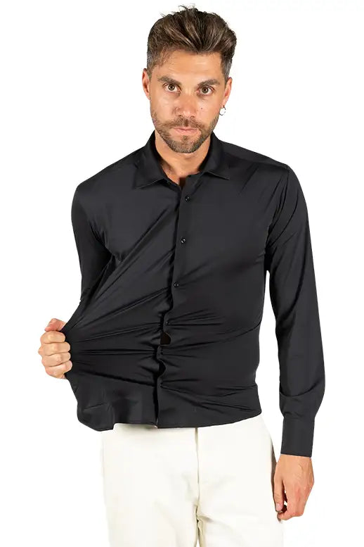 Modello indossa camicia Nylon B Stretch nera Takeshy Kurosawa, dettaglio frontale slim fit.