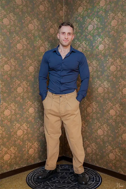 Modello in studio indossa camicia Nylon B Stretch blu Takeshy Kurosawa, vestibilità slim fit.