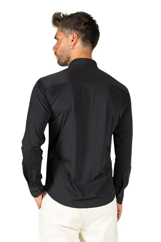 Vista posteriore camicia Nylon B Stretch nera Takeshy Kurosawa, taglio aderente slim fit.