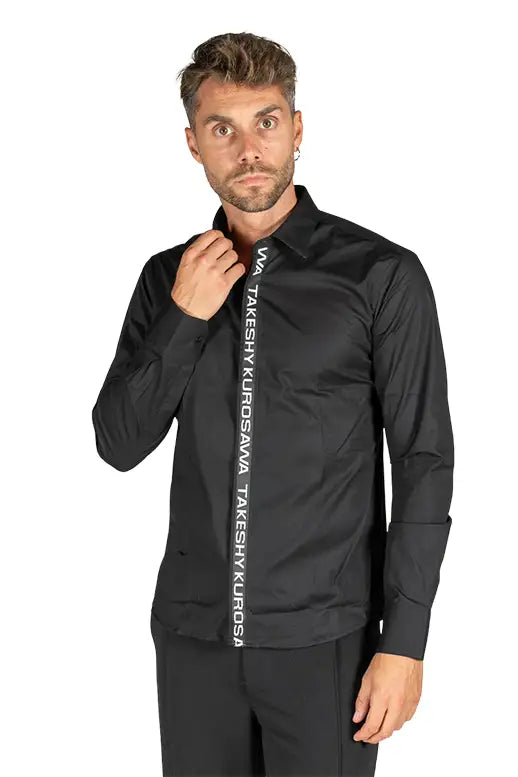 Camicia nera Takeshy Kurosawa con nastro logato, patta bottoni e colletto classico.