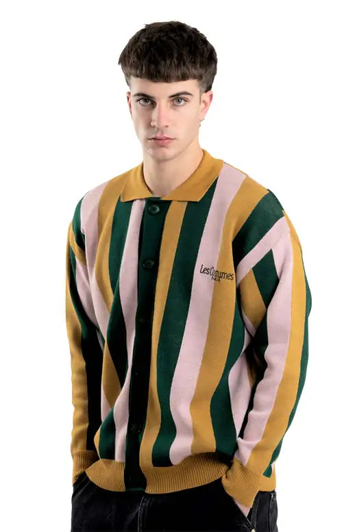 Uomo indossa cardigan jacquard a righe verticali LES COSTUMES verde, rosa e senape, vista frontale