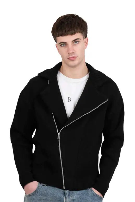 Modello indossa chiodo nero in maglia acrilica LES COSTUMES con zip diagonale, vista frontale