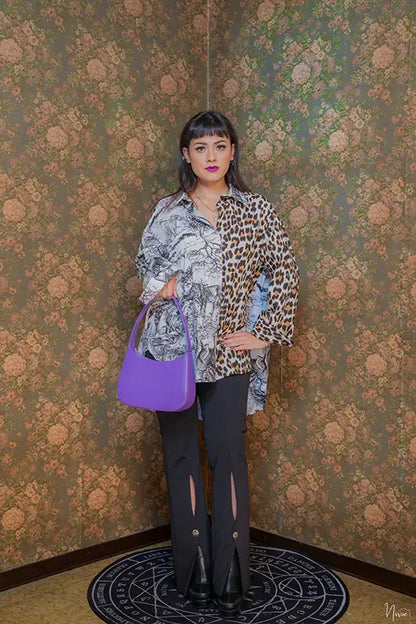 Styling completo con casacca Animalier Sketch di Collision abbinata a pantaloni spina di pesce e borsa viola, evidenzia la versatilità del capo.
