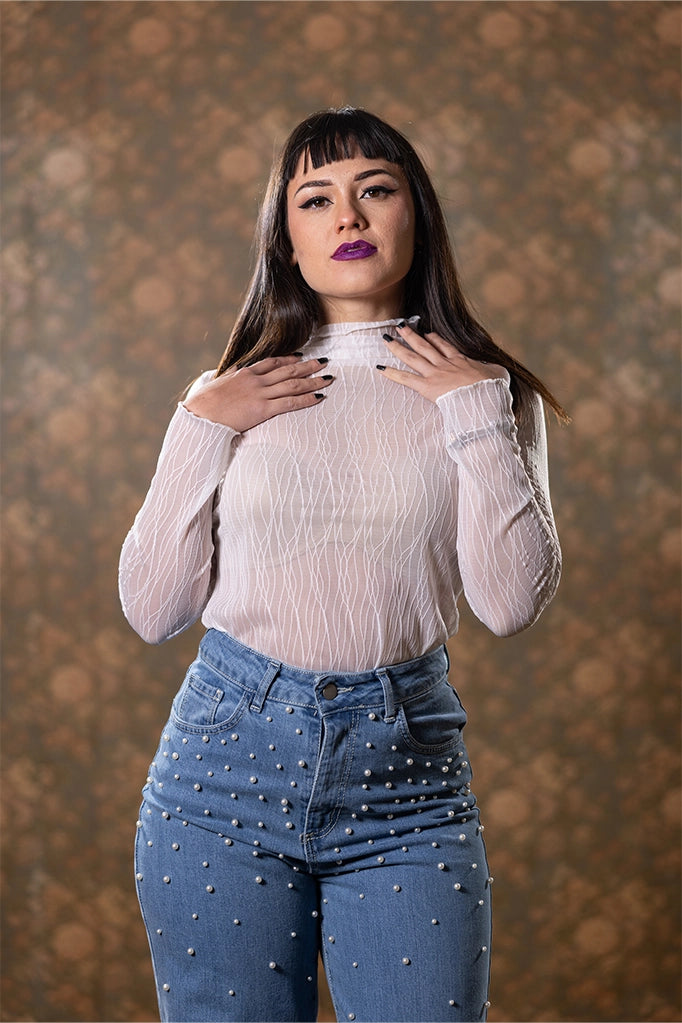 Look completo con maglia lupetto bianca e jeans decorati con perle, stile femminile chic