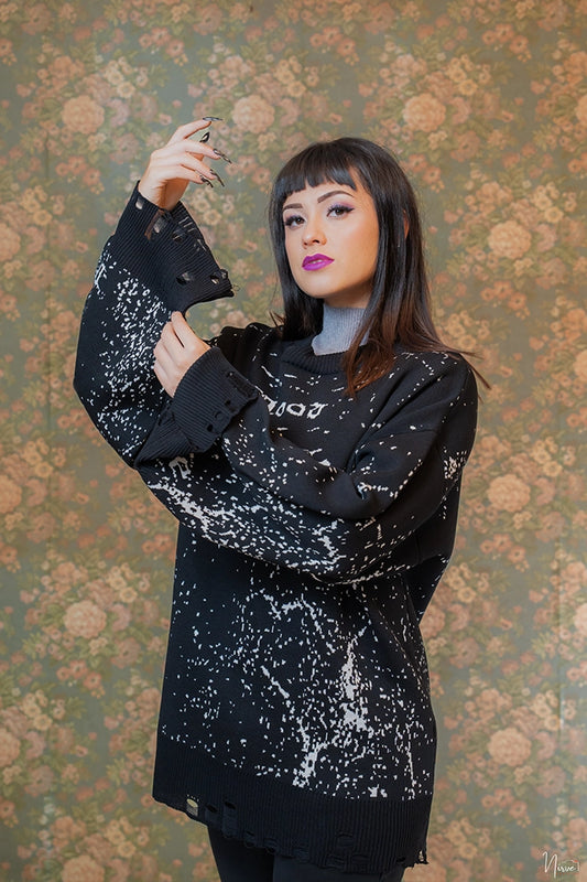Modella con maglia nera oversize Mood Bitch Anna Rock, effetto spruzzato bianco, stile streetwear
