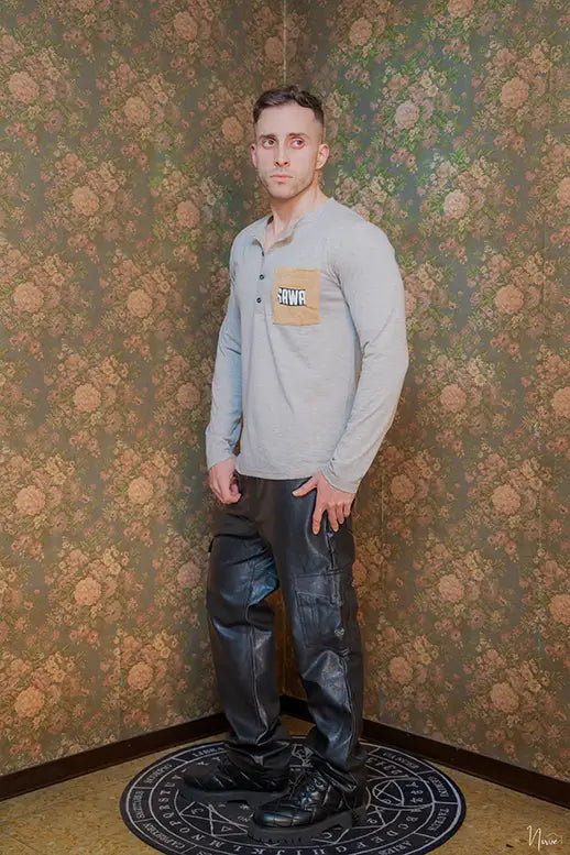 	Modello tre quarti mostra maglia Nabuk Pocket Sawa e taschino in nabuk