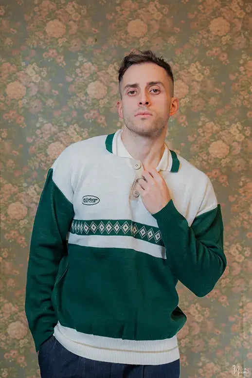 Primo piano sui tre bottoni a contrasto del collo polo del maglione Les Costumes