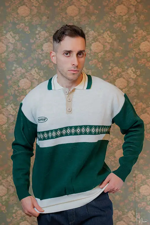 Modello frontale mostra maglione Les Costumes con bottoni e collo polo