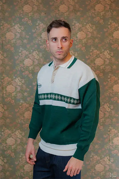 Modello indossa maglione Les Costumes con bottoni a polo vista tre quarti