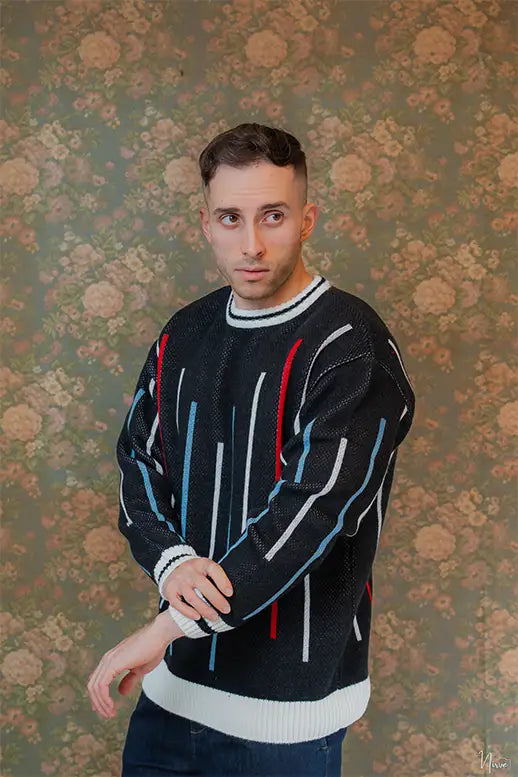 Frontale del maglione Les Costumes con ricamo discreto e collo girocollo