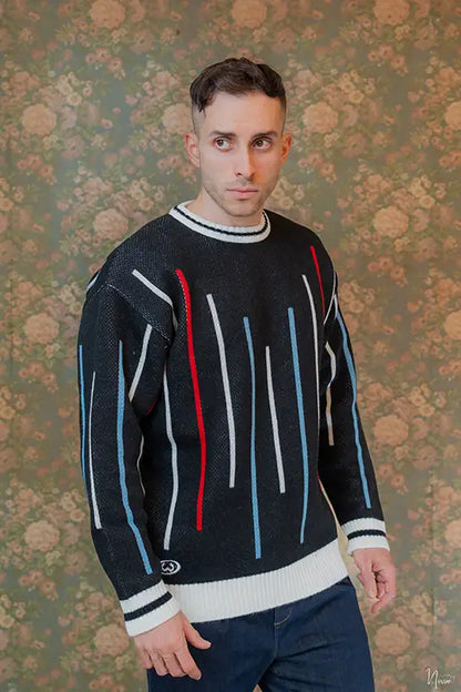 Modello in posa tre quarti indossa maglione Les Costumes con ricamo sul petto