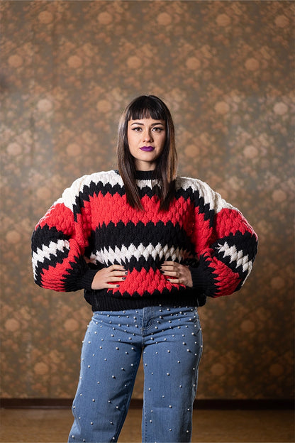 Donna indossa maglione rosso nero bianco Anna Rock a fantasia zigzag in lana e viscosa