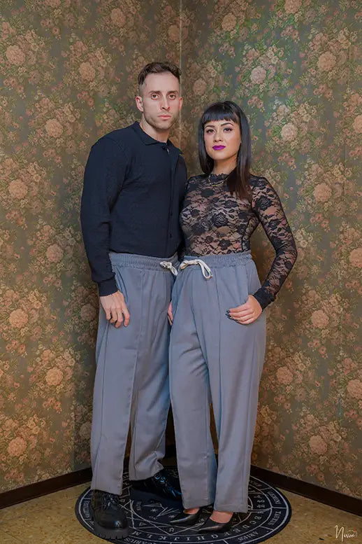 Modello in posa frontale con pantaloni over fit Takeshy Kurosawa in tessuto misto poly-viscosa-modal elasticizzato