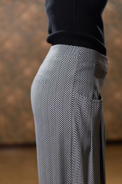 Dettaglio retro e profilo laterale del pantalone Babylon con fantasia geometrica
